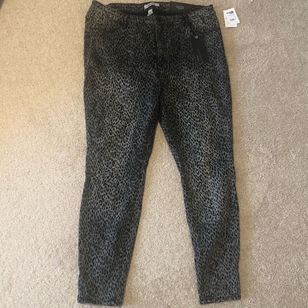 Gray leopard print jeggings. NWT